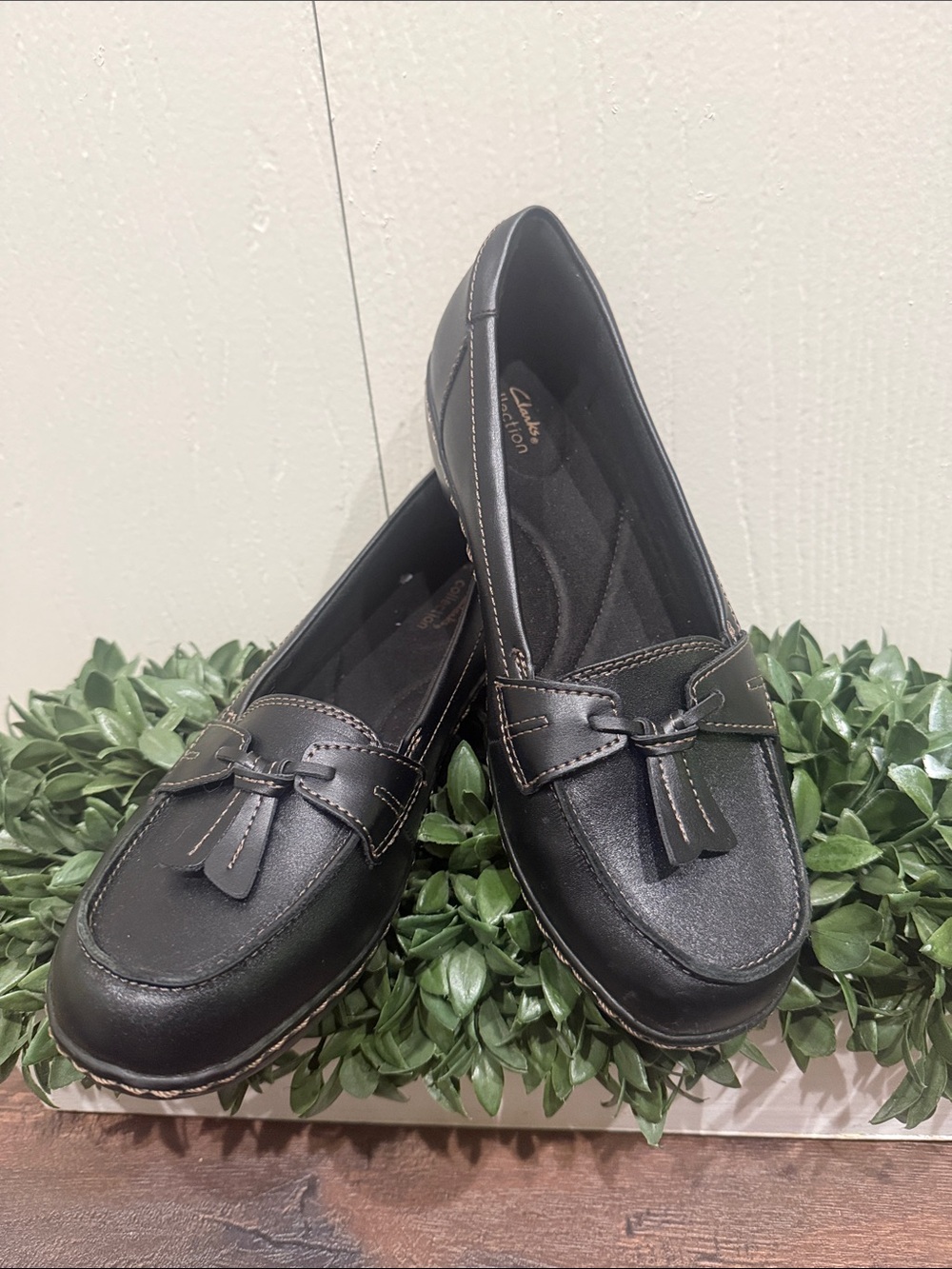 Clarks
Ashland Bubble women's loafers featuring tasseled accents. Size 8 NWOT